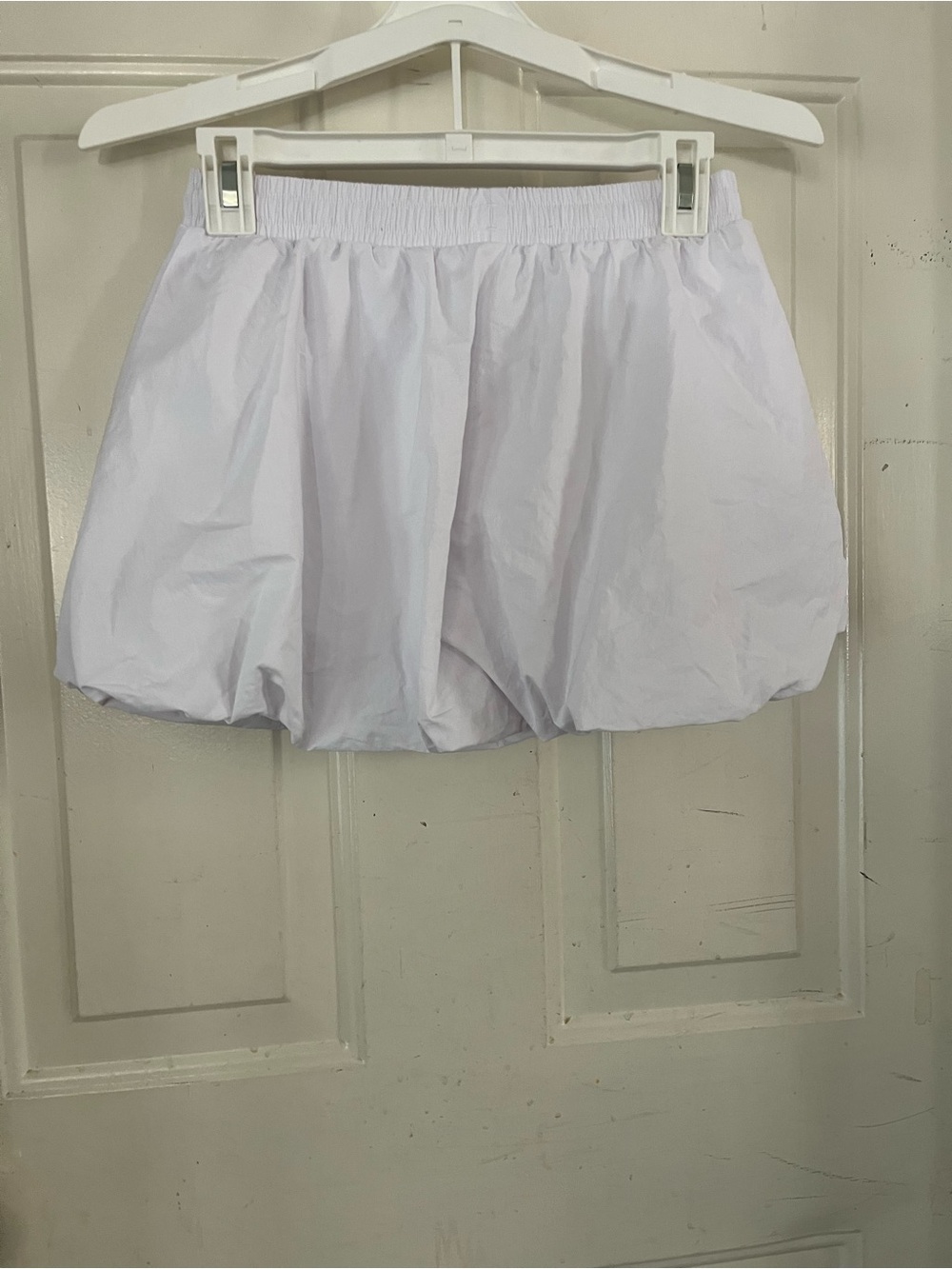ALO Yoga White Bubble Skort with Logo Patch - Picture 3 of 4